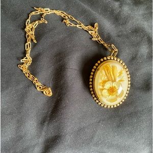 VTG GOLD TONE DRIED FLOWER WITH LUCITE OVAL PENDANT BROOCH NECKLACE EXCELLENT